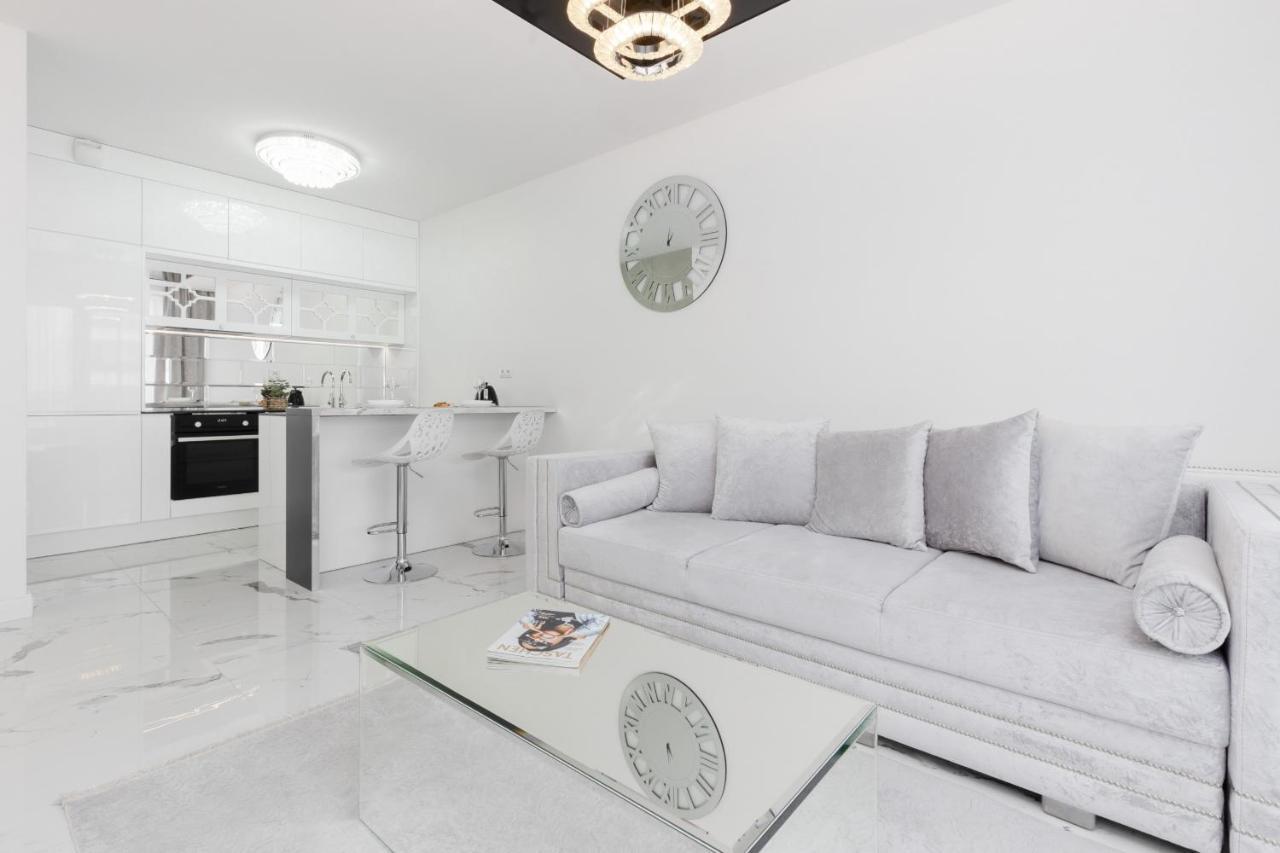 Elegant Apartments With Balcony & Parking Warsaw By Noclegi Renters Kültér fotó