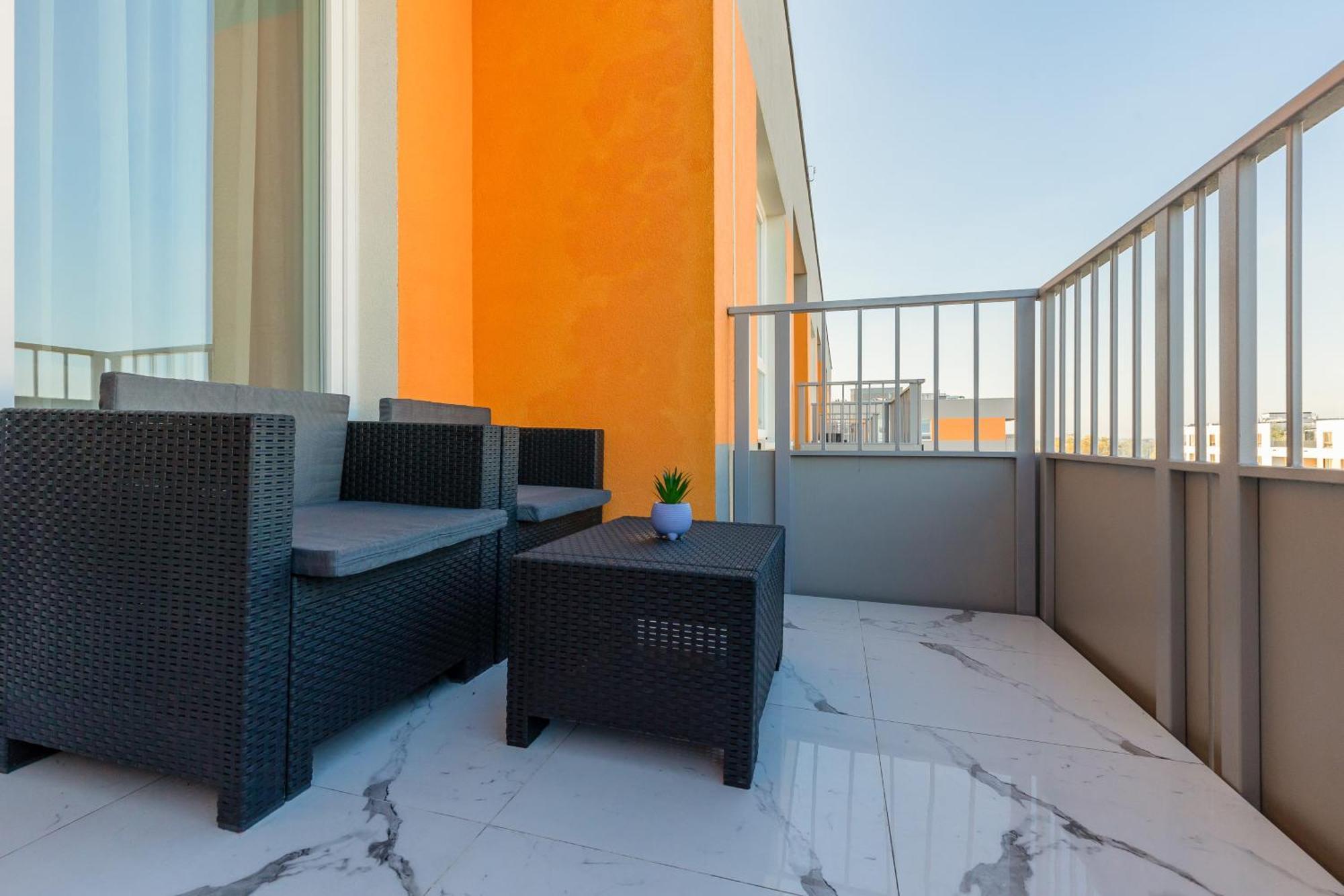 Elegant Apartments With Balcony & Parking Warsaw By Noclegi Renters Kültér fotó
